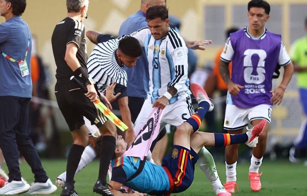 Typical Argentina: Hiding Behind Messi’s Halo to Cross the Line Typical Argentina: Hiding Behind Messi's Halo to Cross the Line